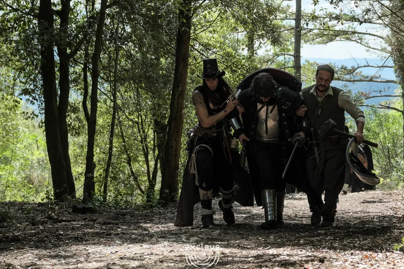 Un gruppo di personaggi accompagna un compagno nel bosco, Exclave settembre 2026