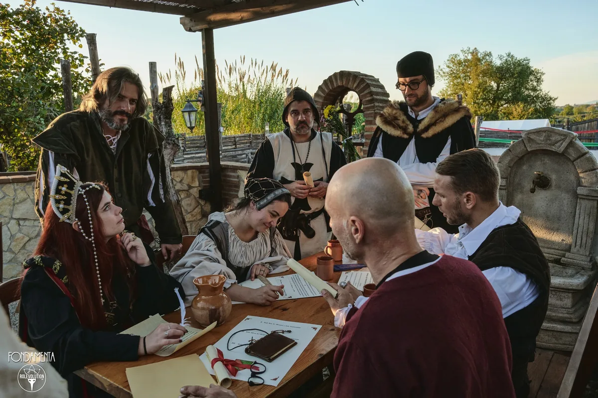 Fondamenta LARP, scrivano e notabili attorno a un tavolo