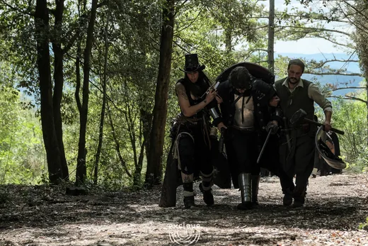 Un gruppo armato percorre un sentiero nel bosco, Exclave settembre 2026